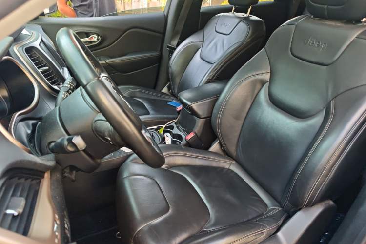 Used Jeep Cherokee 2016 2.4L Professional Smart Version Left Front Seat