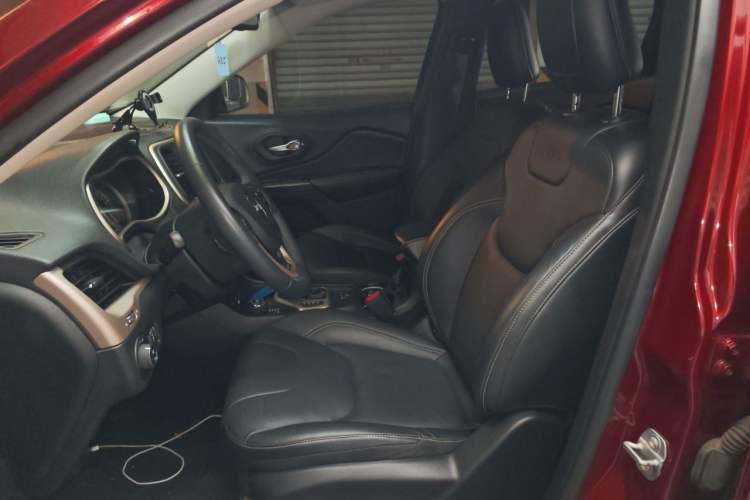 Used Jeep Cherokee 2016 2.4L Professional Smart Version Left Front Seat