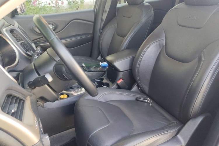 Used Jeep Cherokee 2016 2.0L Superior Edition Left Front Seat