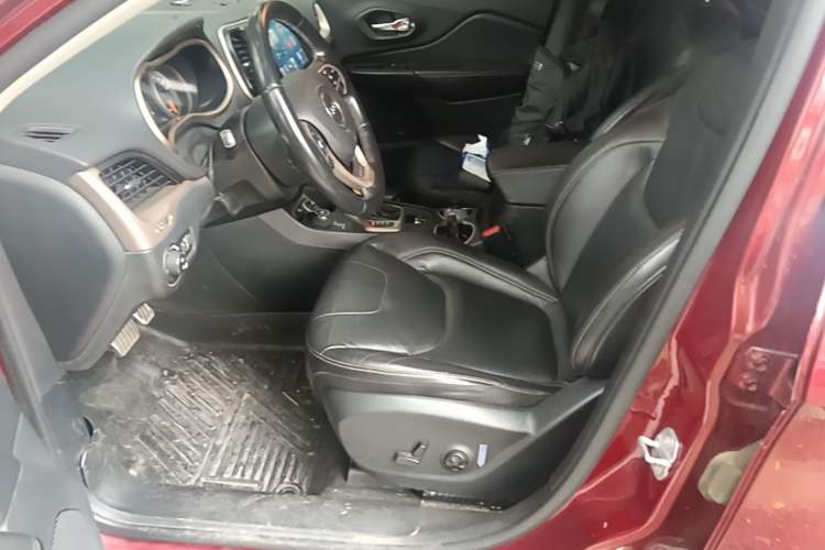Used Jeep Cherokee 2016 2.4L Professional Edition Left Front Seat