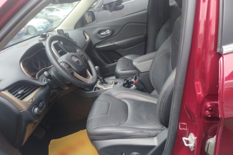 Used Jeep Cherokee 2016 2.0L Superior Edition Left Front Seat