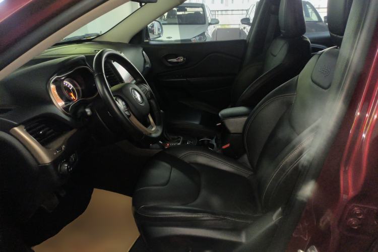 Used Jeep Cherokee 2016 2.4L Professional Smart Version Left Front Seat