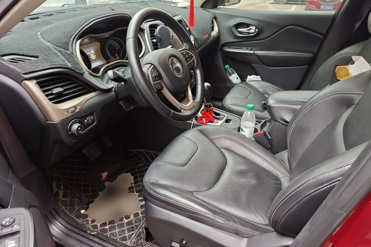 Used Jeep Cherokee 2016 2.0L Superior Edition Left Front Seat