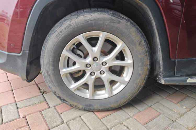 Used Jeep Cherokee 2016 2.0L Superior Edition Left Front Wheel Hub