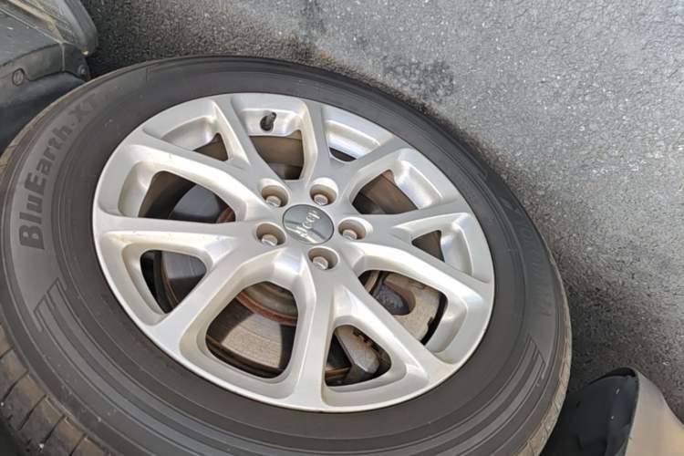 Used Jeep Cherokee 2016 2.4L Leading Edition Left Front Wheel Hub