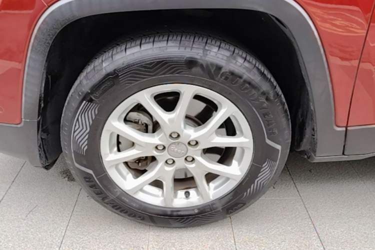 Used Jeep Cherokee 2016 2.4L Professional Edition Left Front Wheel Hub
