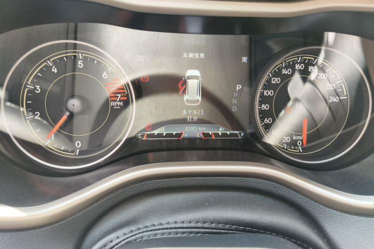 Used Jeep Cherokee 2016 2.0L Superior Edition Odometer Close Up