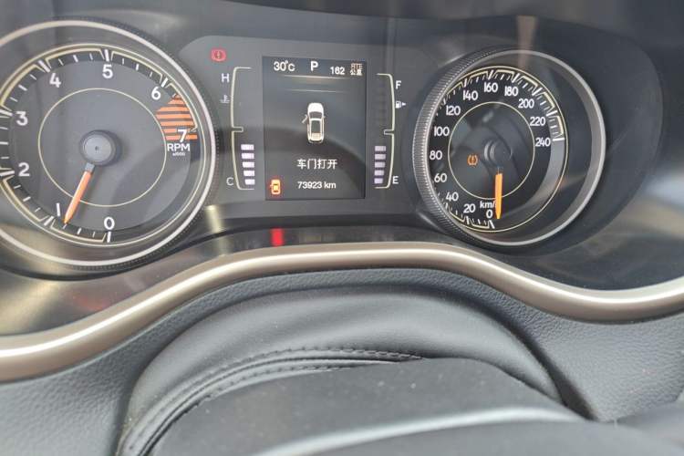 Used Jeep Cherokee 2016 2.4L Leading Edition Odometer Close Up