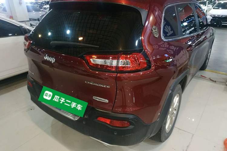 Used Jeep Cherokee 2016 2.4L Professional Smart Version Rear Right 45 Deg