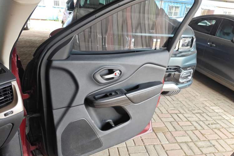 Used Jeep Cherokee 2016 2.0L Superior Edition Right Front Door Interior