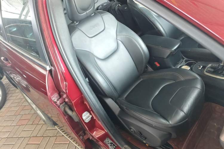 Used Jeep Cherokee 2016 2.0L Superior Edition Right Front Seat