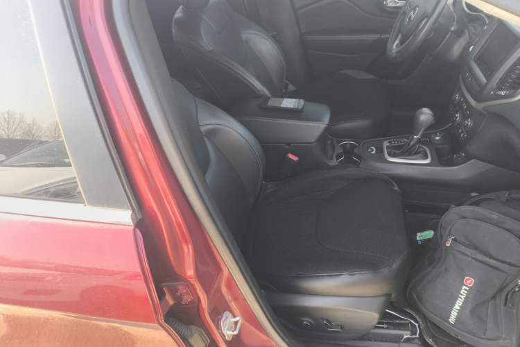 Used Jeep Cherokee 2016 2.4L Professional Smart Version Right Front Seat