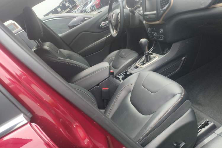 Used Jeep Cherokee 2016 2.0L Superior Edition Right Front Seat
