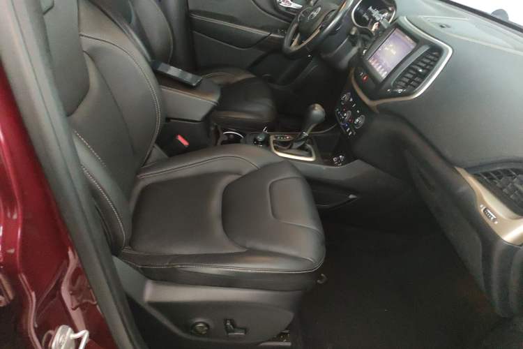 Used Jeep Cherokee 2016 2.0L Superior Edition Right Front Seat
