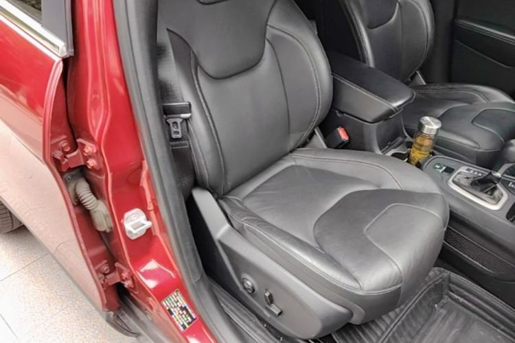 Used Jeep Cherokee 2016 2.4L Professional Edition Right Front Seat