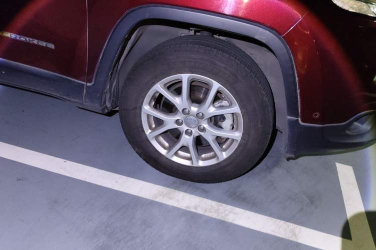 Used Jeep Cherokee 2016 2.4L Professional Smart Version Right Front Wheel Hub