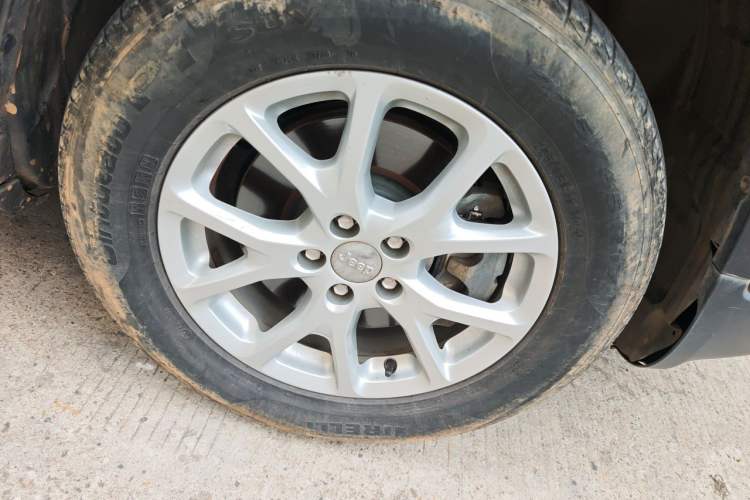 Used Jeep Cherokee 2016 2.4L Professional Edition Right Front Wheel Hub