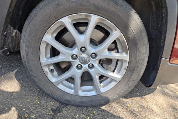 Used Jeep Cherokee 2016 2.0L Superior Edition Right Front Wheel Hub
