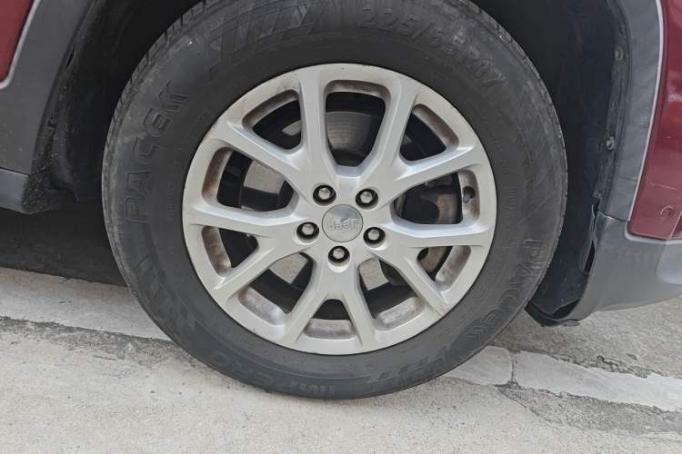 Used Jeep Cherokee 2016 2.4L Professional Smart Version Right Front Wheel Hub