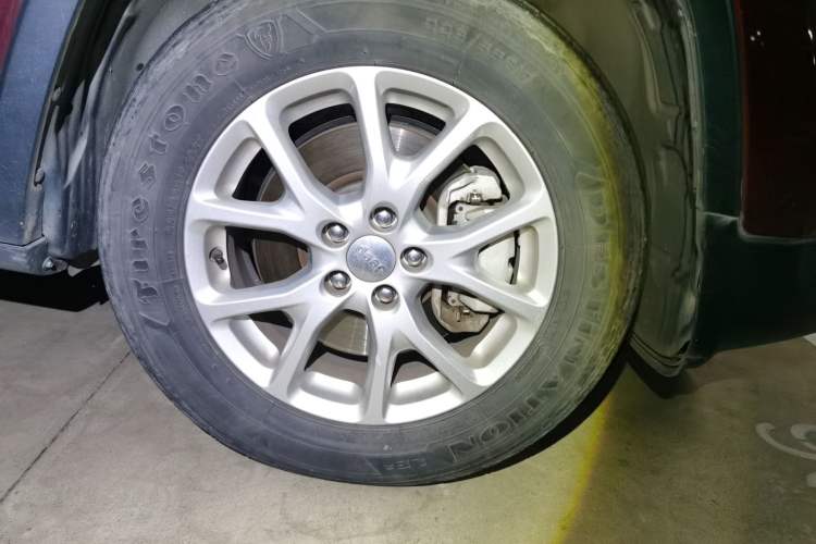Used Jeep Cherokee 2016 2.4L Professional Smart Version Right Front Wheel Hub