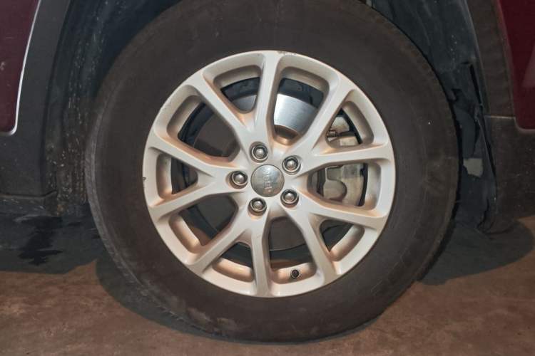 Used Jeep Cherokee 2016 2.4L Professional Smart Version Right Front Wheel Hub