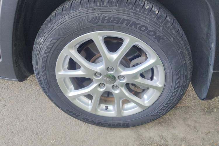 Used Jeep Cherokee 2016 2.0L Superior Edition Right Front Wheel Hub
