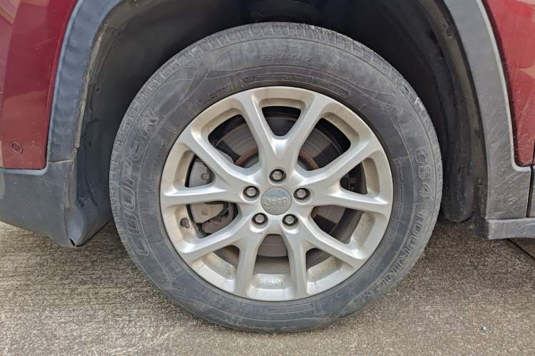 Used Jeep Cherokee 2016 2.4L Leading Edition Right Front Wheel Hub