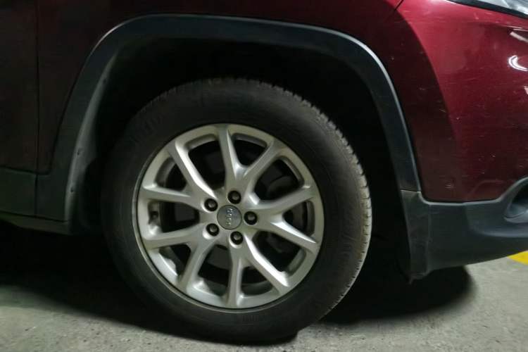Used Jeep Cherokee 2016 2.0L Superior Edition Right Front Wheel Hub
