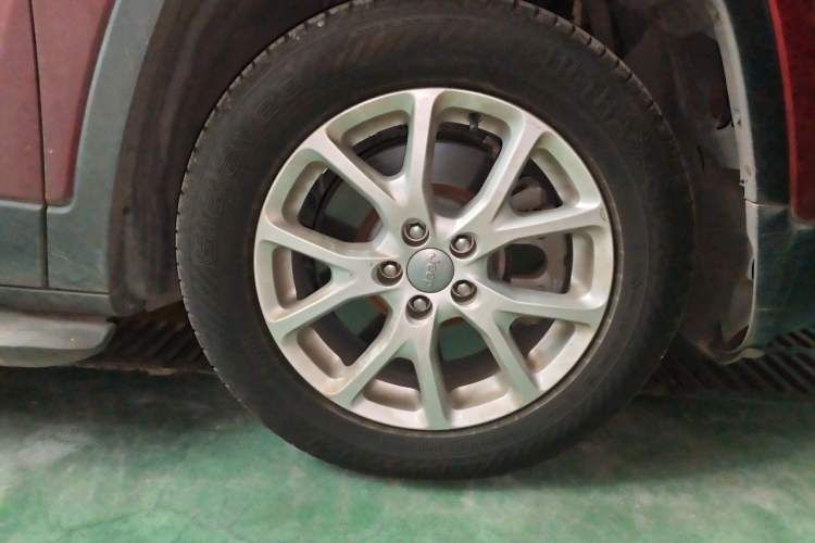 Used Jeep Cherokee 2016 2.4L Leading Smart Version Right Front Wheel Hub