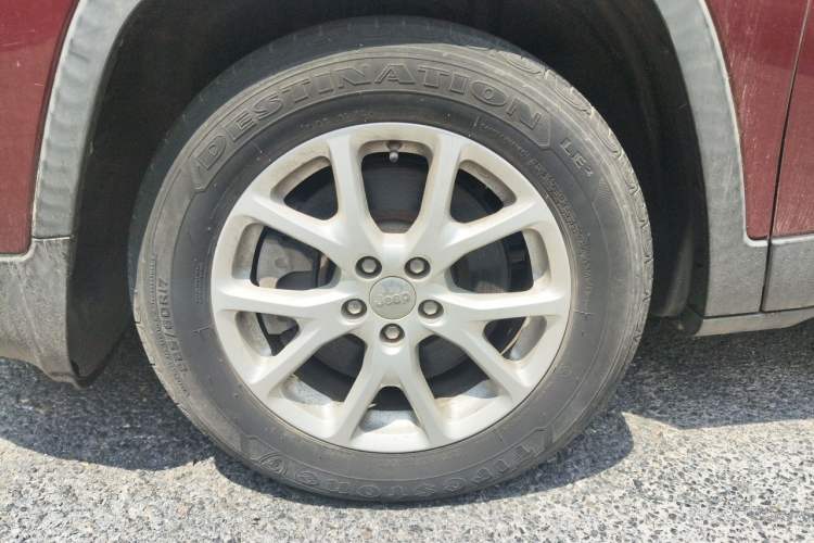 Used Jeep Cherokee 2016 2.0L Superior Edition Right Front Wheel Hub