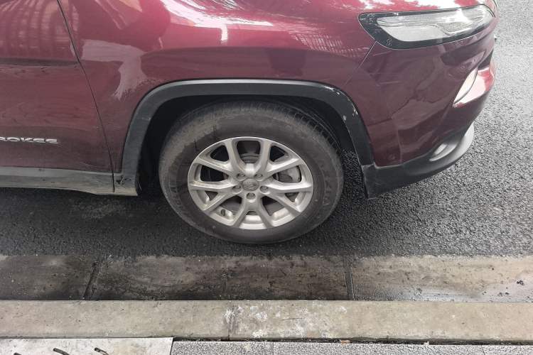 Used Jeep Cherokee 2016 2.4L Leading Edition Right Front Wheel Hub