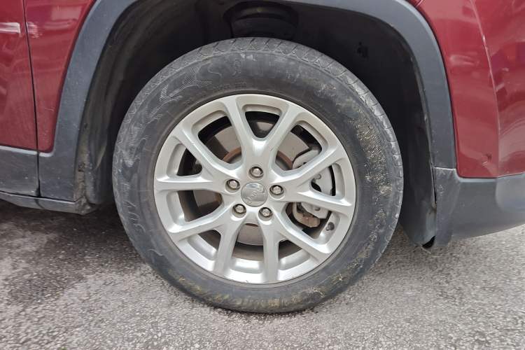 Used Jeep Cherokee 2016 2.0L Superior Edition Right Front Wheel Hub