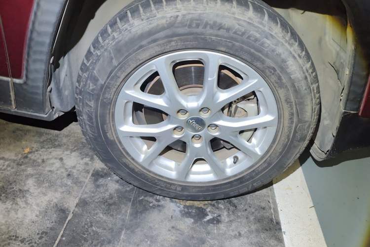 Used Jeep Cherokee 2016 2.4L Professional Smart Version Right Front Wheel Hub
