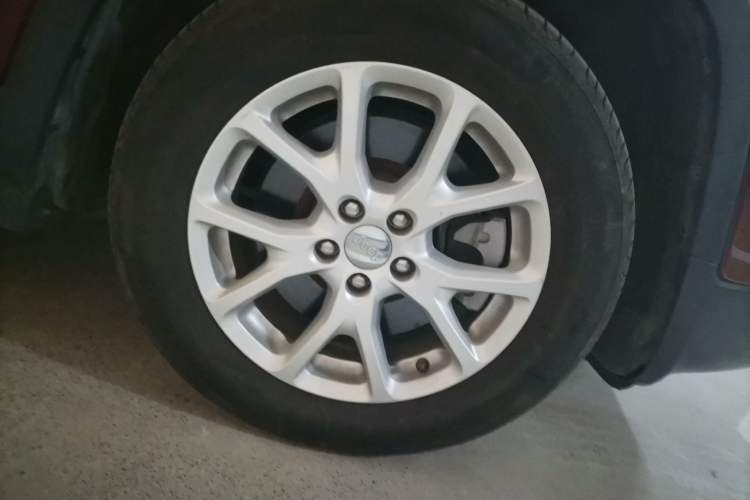 Used Jeep Cherokee 2016 2.0L Superior Edition Right Front Wheel Hub