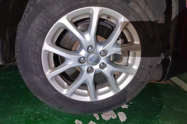 Used Jeep Cherokee 2016 2.0L Superior Edition Right Front Wheel Hub
