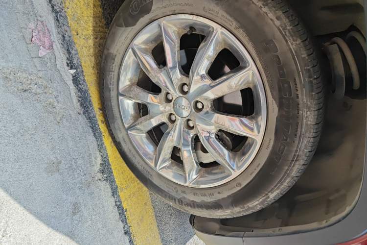 Used Jeep Cherokee 2016 2.4L Superior Edition Right Front Wheel Hub