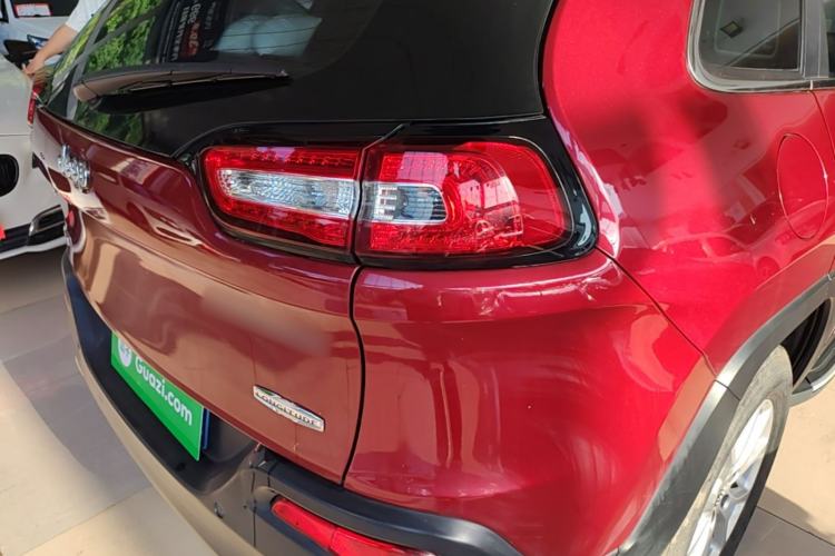 Used Jeep Cherokee 2016 2.4L Professional Edition Right Rear Taillight