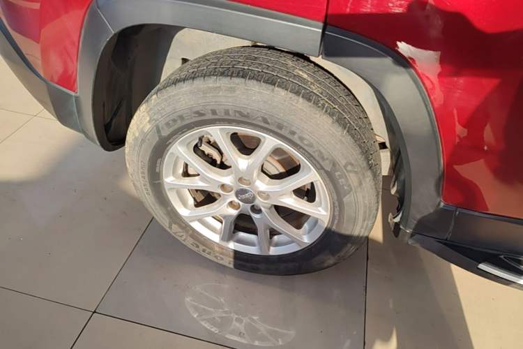 Used Jeep Cherokee 2016 2.4L Professional Edition Right Rear Wheel Hub
