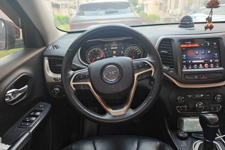 Used Jeep Cherokee 2016 2.4L Professional Smart Version Steering Wheel