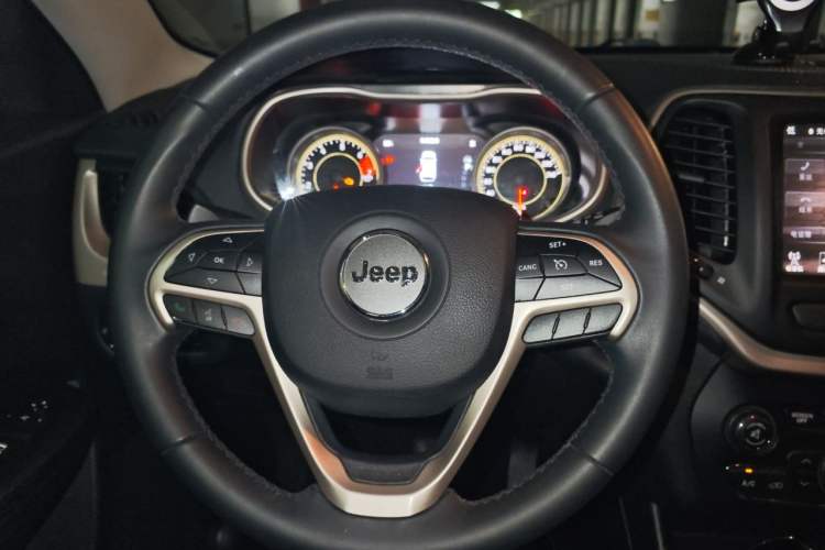 Used Jeep Cherokee 2016 2.4L Professional Smart Version Steering Wheel