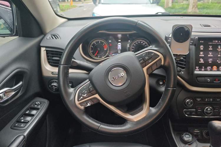 Used Jeep Cherokee 2016 2.4L Professional Smart Version Steering Wheel