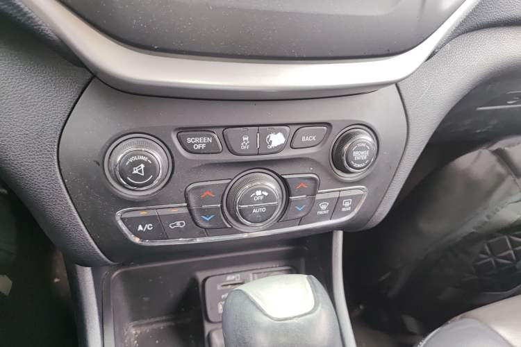 Used Jeep Cherokee 2016 2.4L Leading Edition Audio And AC Panel