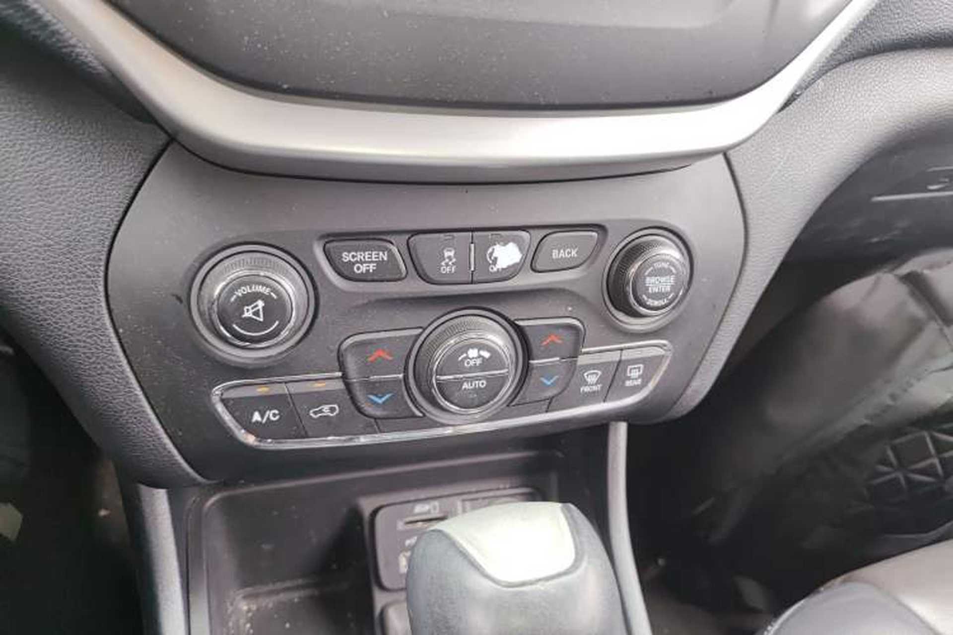 Used Jeep Cherokee 2016 2.4L Leading Edition Audio And AC Panel