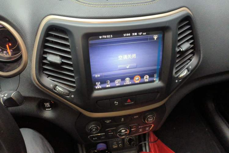 Used Jeep Cherokee 2016 2.0L Superior Edition Audio And AC Panel