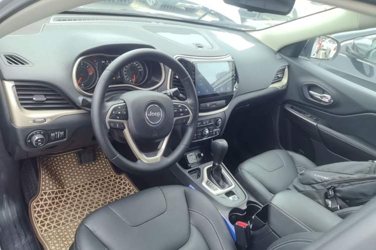 Used Jeep Cherokee 2016 2.4L Leading Edition Center Console