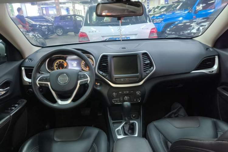 Used Jeep Cherokee 2016 2.4L Leading Smart Version Center Console