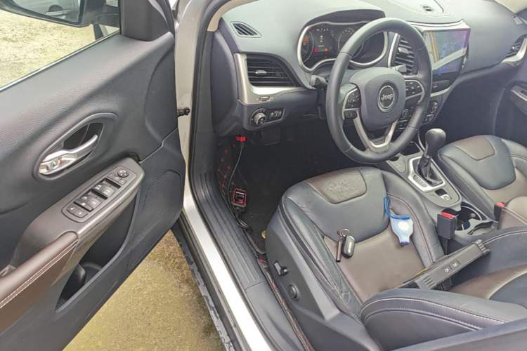 Used Jeep Cherokee 2016 2.4L Professional Edition Driver Seat