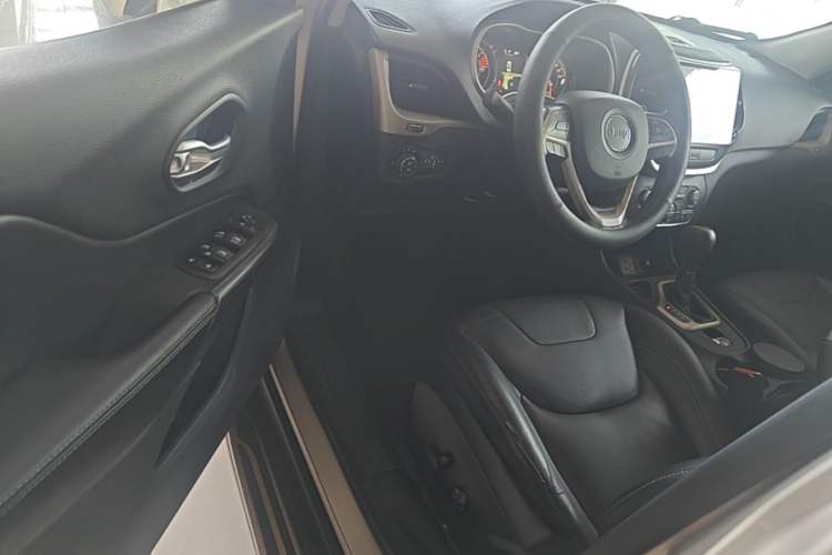 Used Jeep Cherokee 2016 2.4L Leading Edition Driver Seat