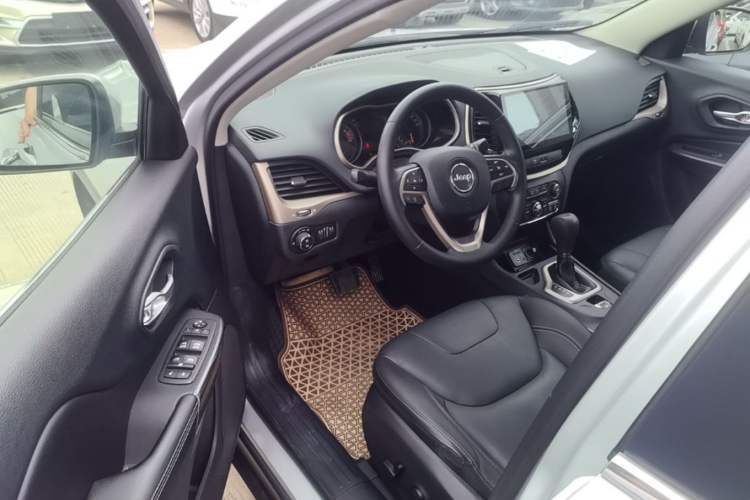 Used Jeep Cherokee 2016 2.4L Leading Edition Driver Seat