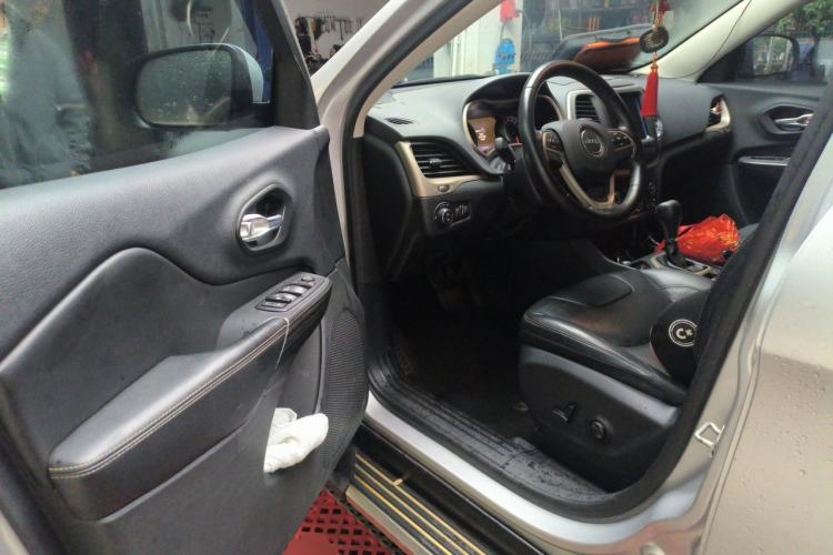 Used Jeep Cherokee 2016 2.0L Superior Edition Driver Seat